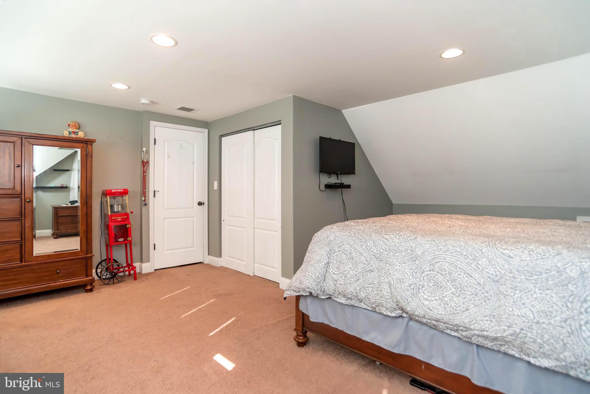 32 Cloister Road Levittown, PA 19057 - Photo 18 of 29 Gallery Image 18