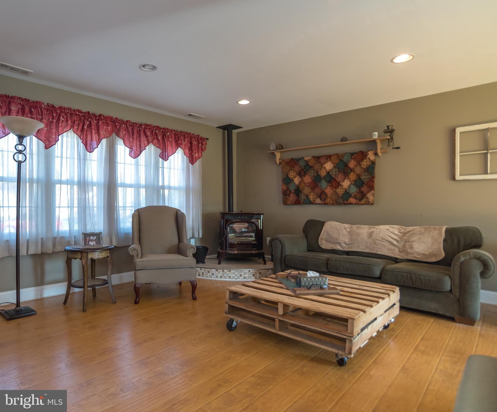 32 Cloister Road Levittown, PA 19057 - Photo 3 of 29 Gallery Image 3