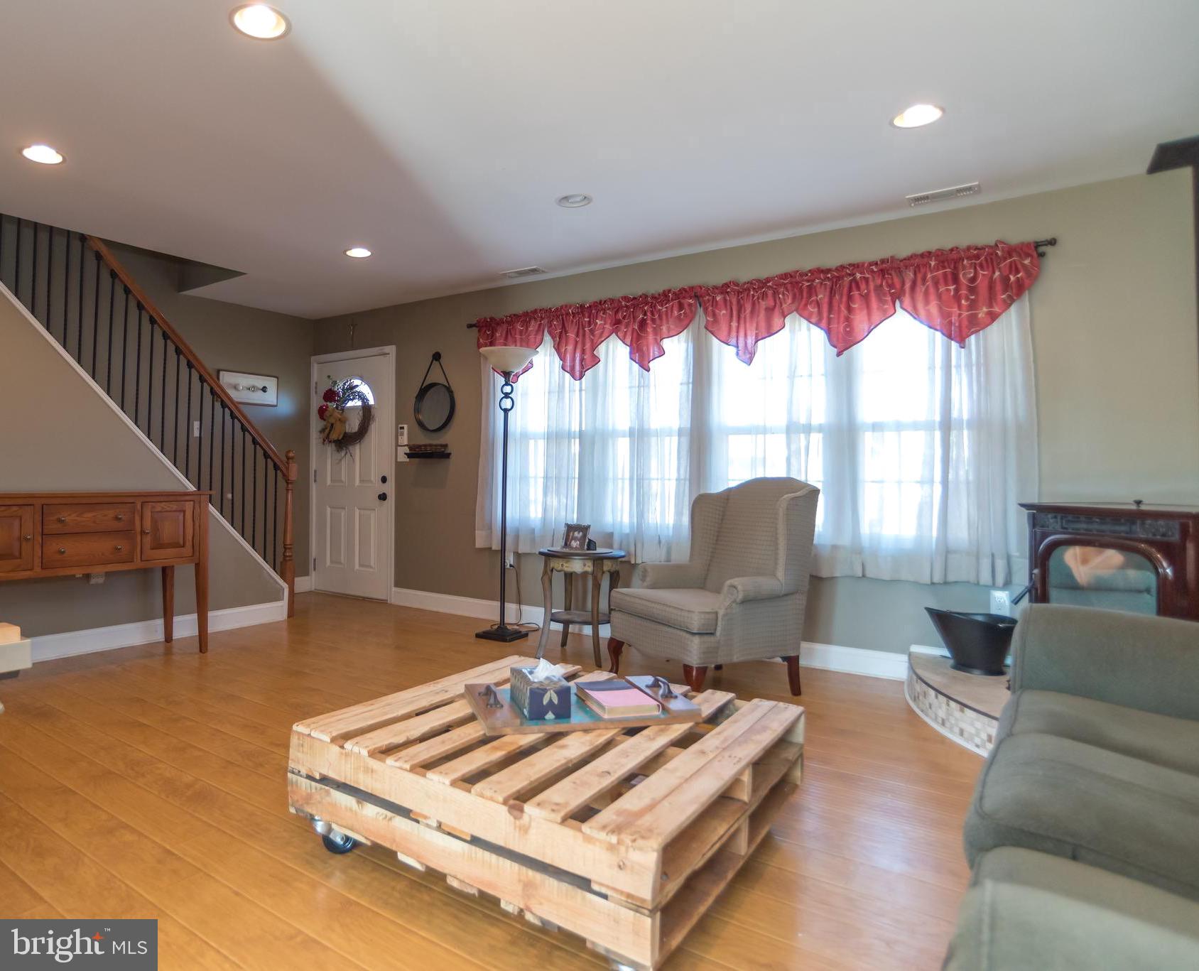 32 Cloister Road Levittown, PA 19057 - Photo 4 of 29 Gallery Image 4