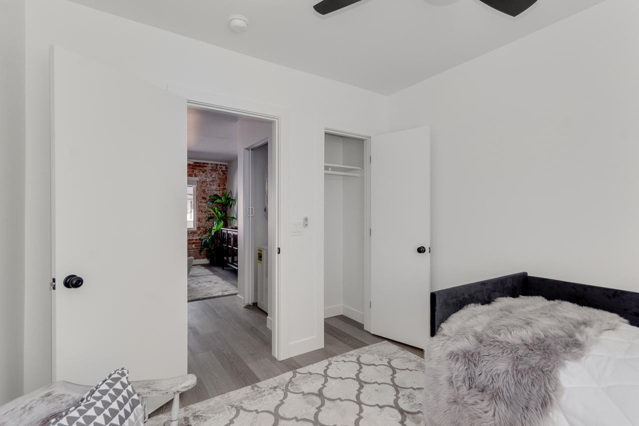 2512 East Thomas Road, Unit 1 Phoenix, AZ 85016 - Photo 21 of 24 a bedroom with a bed and a view of bathroom