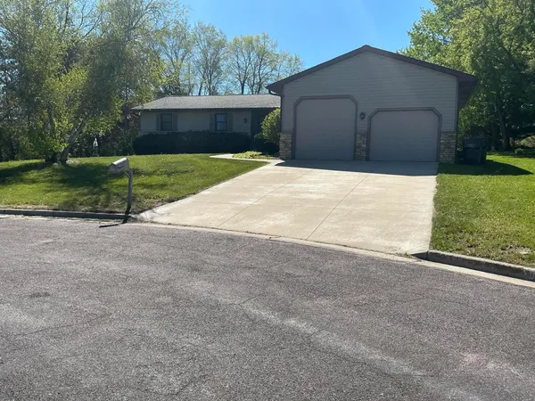 $399,900 | 201 Pauquette Drive, Poynette, WI 53955