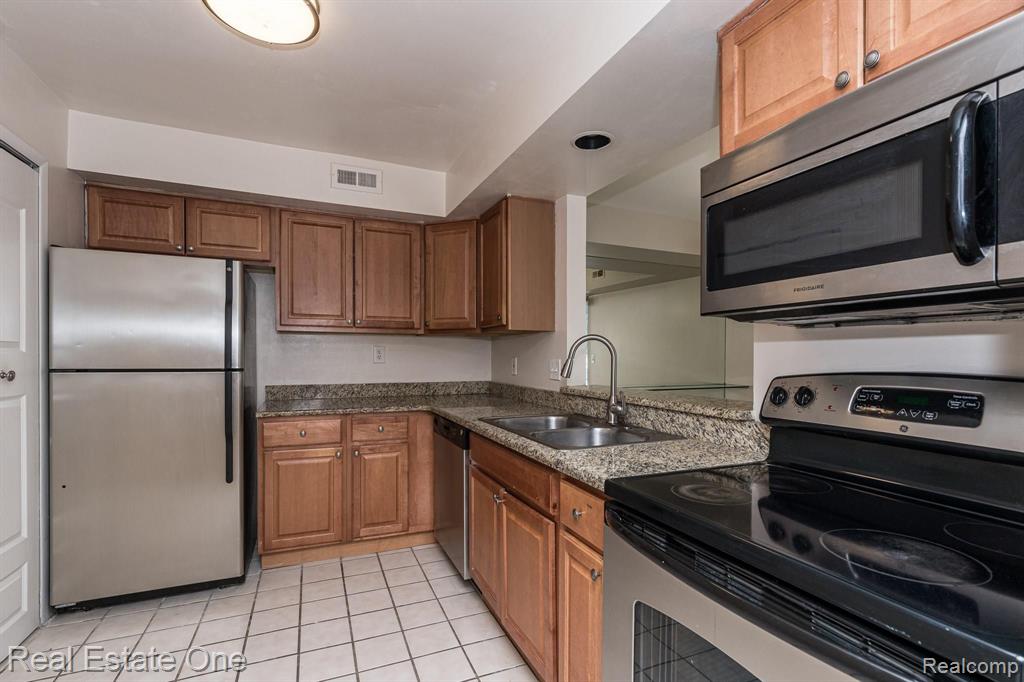27214 Evergreen Road Lathrup Village, MI 48076 - Photo 7 of 18