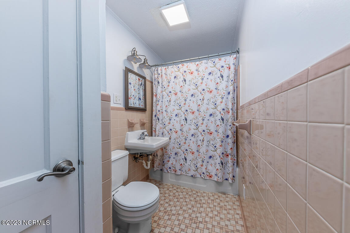 1809 Tryon Road New Bern, NC 28560 - Photo 10 of 14 Bath 2