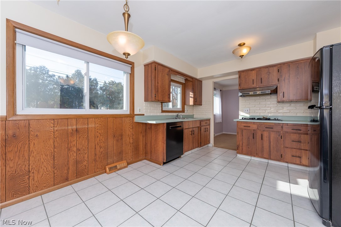 6476 Duval Road Cleveland, OH 44124 - Photo 12 of 35 Gallery Image 12