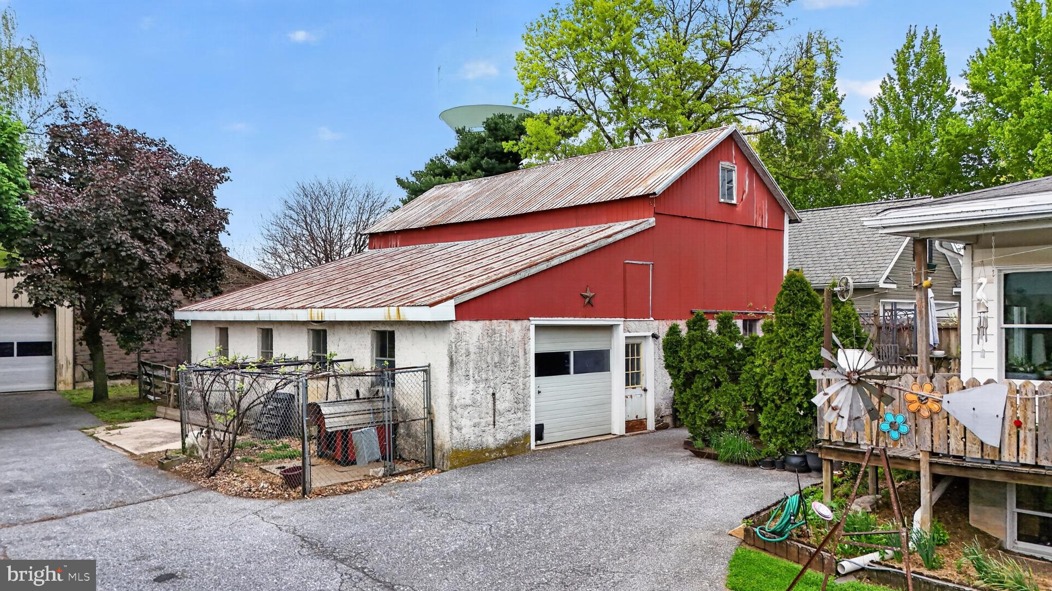 40 Queen Road Intercourse, PA 17529 - Photo 13 of 58 a view of a house with sitting area and garden