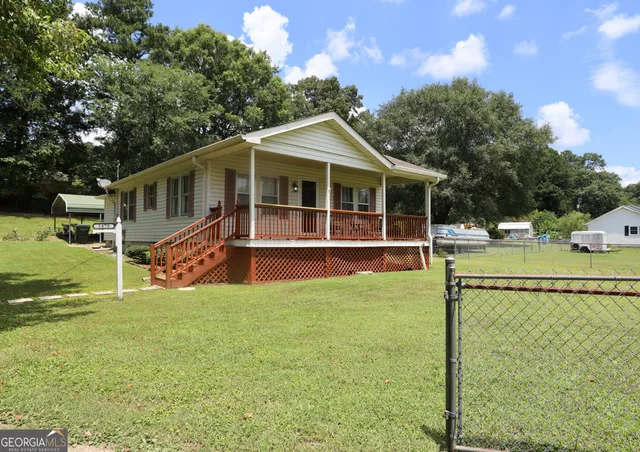 a view of a house with a yard