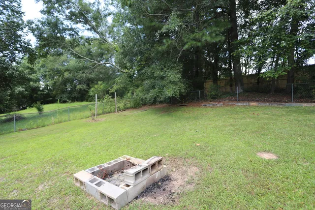 a view of a backyard