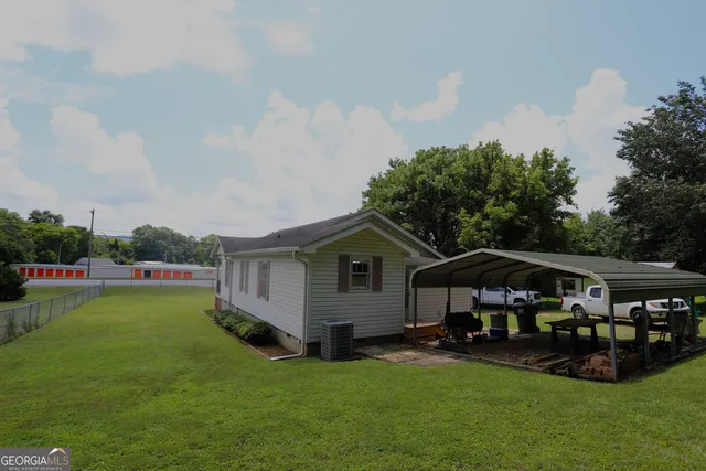 a view of house with garden and trees
