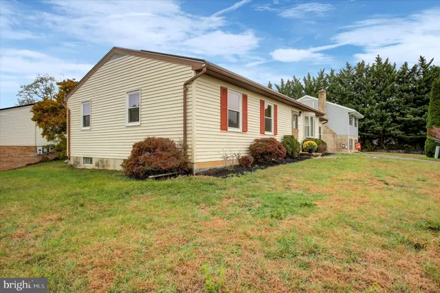 a house view with backyard space