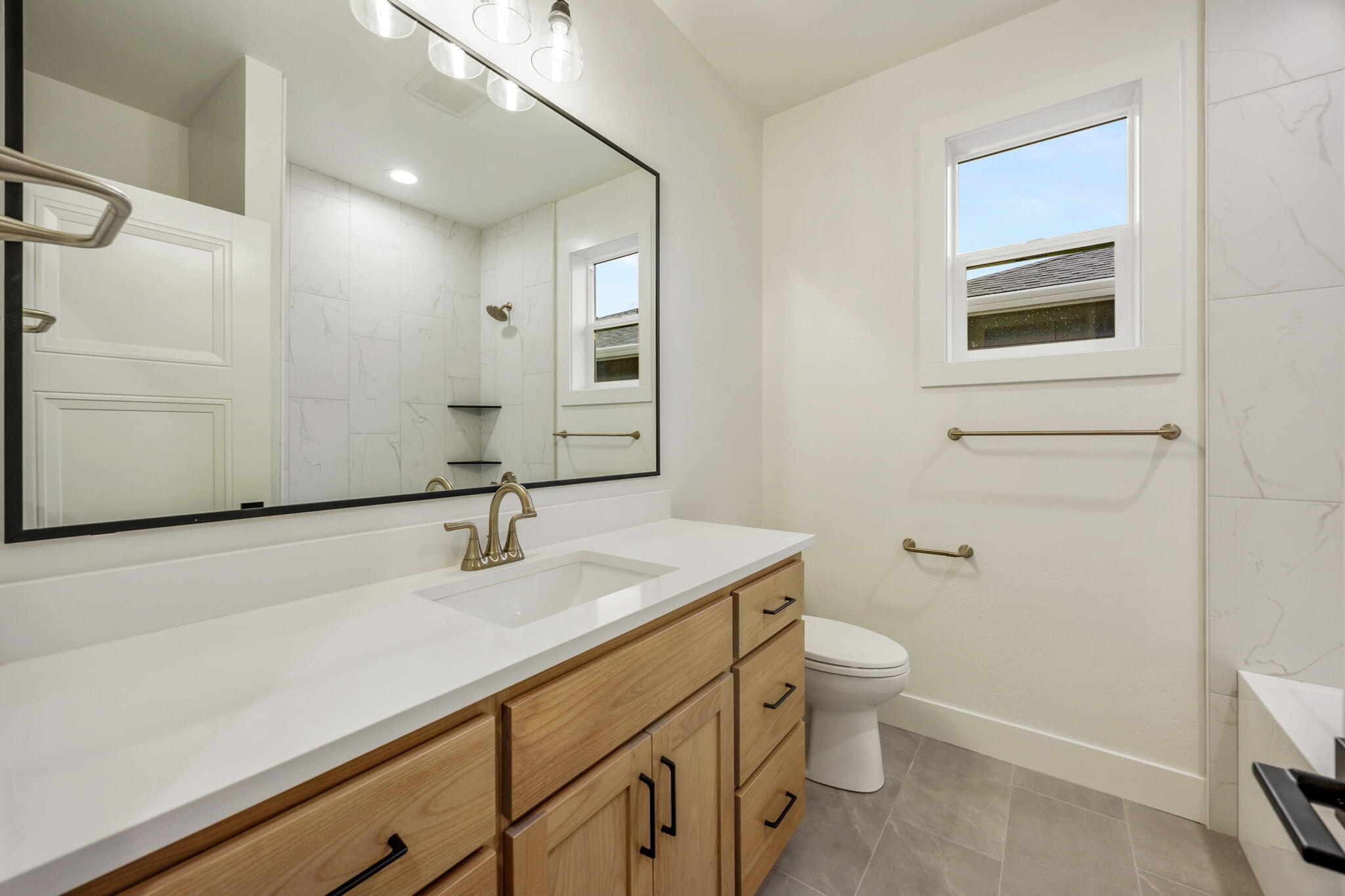 340 Randy Street Ashland, OR 97520 - Photo 32 of 44 Guest Bathroom