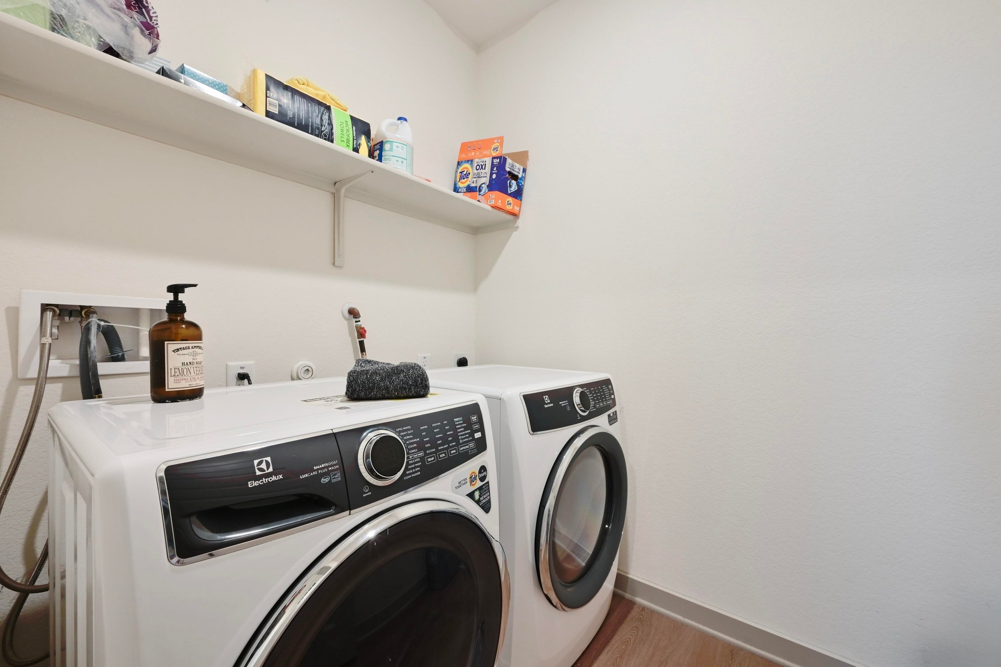 522 Wilshire Road San Marcos, TX 78666 - Photo 20 of 22 a utility room with dryer and washer
