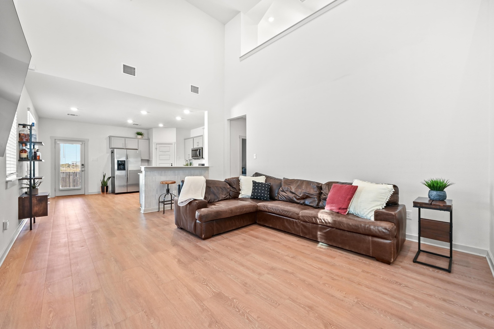 522 Wilshire Road San Marcos, TX 78666 - Photo 4 of 22 a living room with furniture and kitchen view