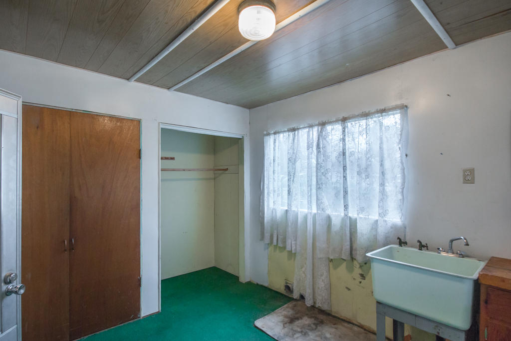 18546 Old Oasis Road Redding, CA 96003 - Photo 12 of 12 laundry room