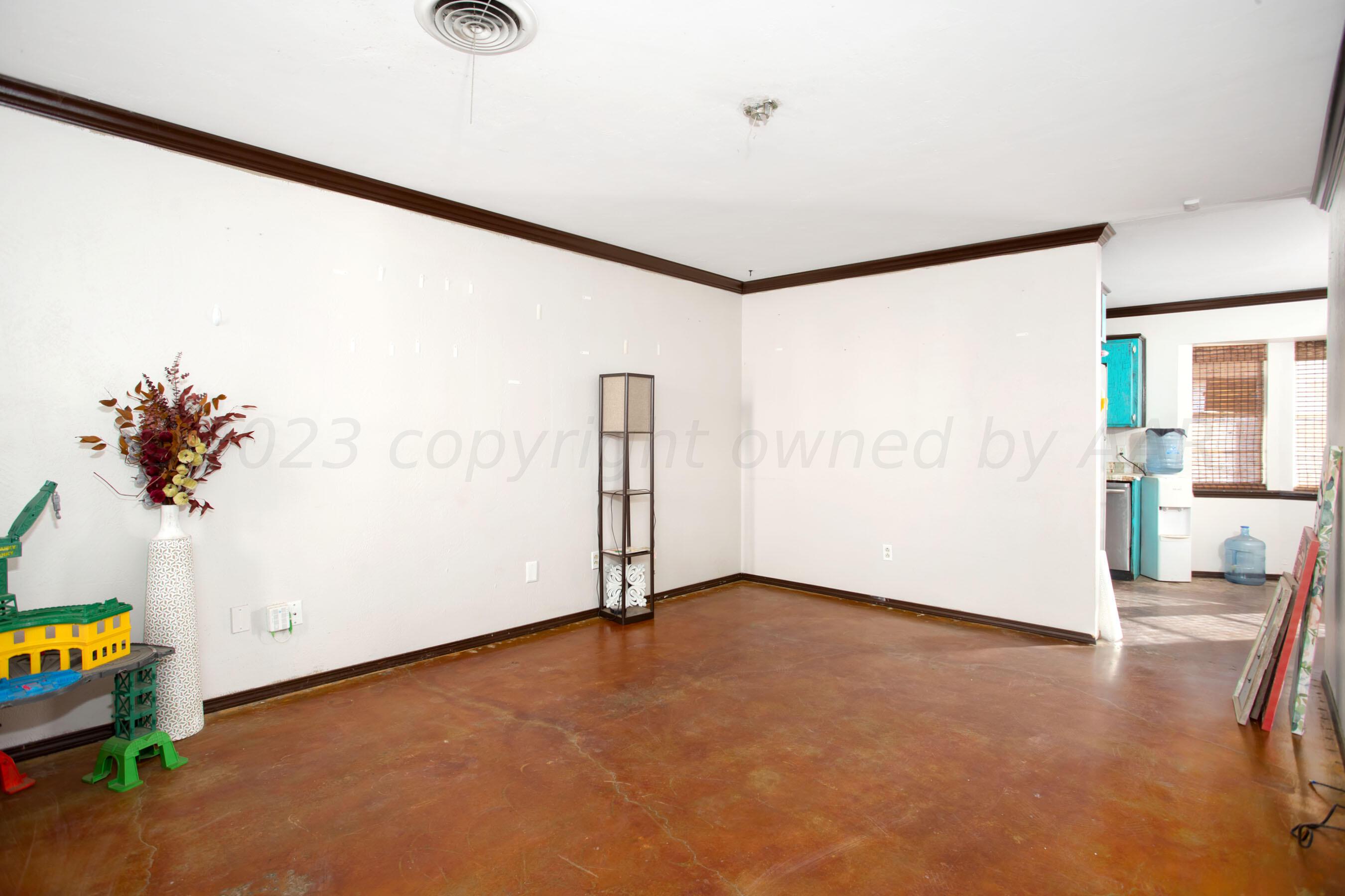 4413 South Austin Street Amarillo, TX 79110 - Photo 5 of 18 Living Room