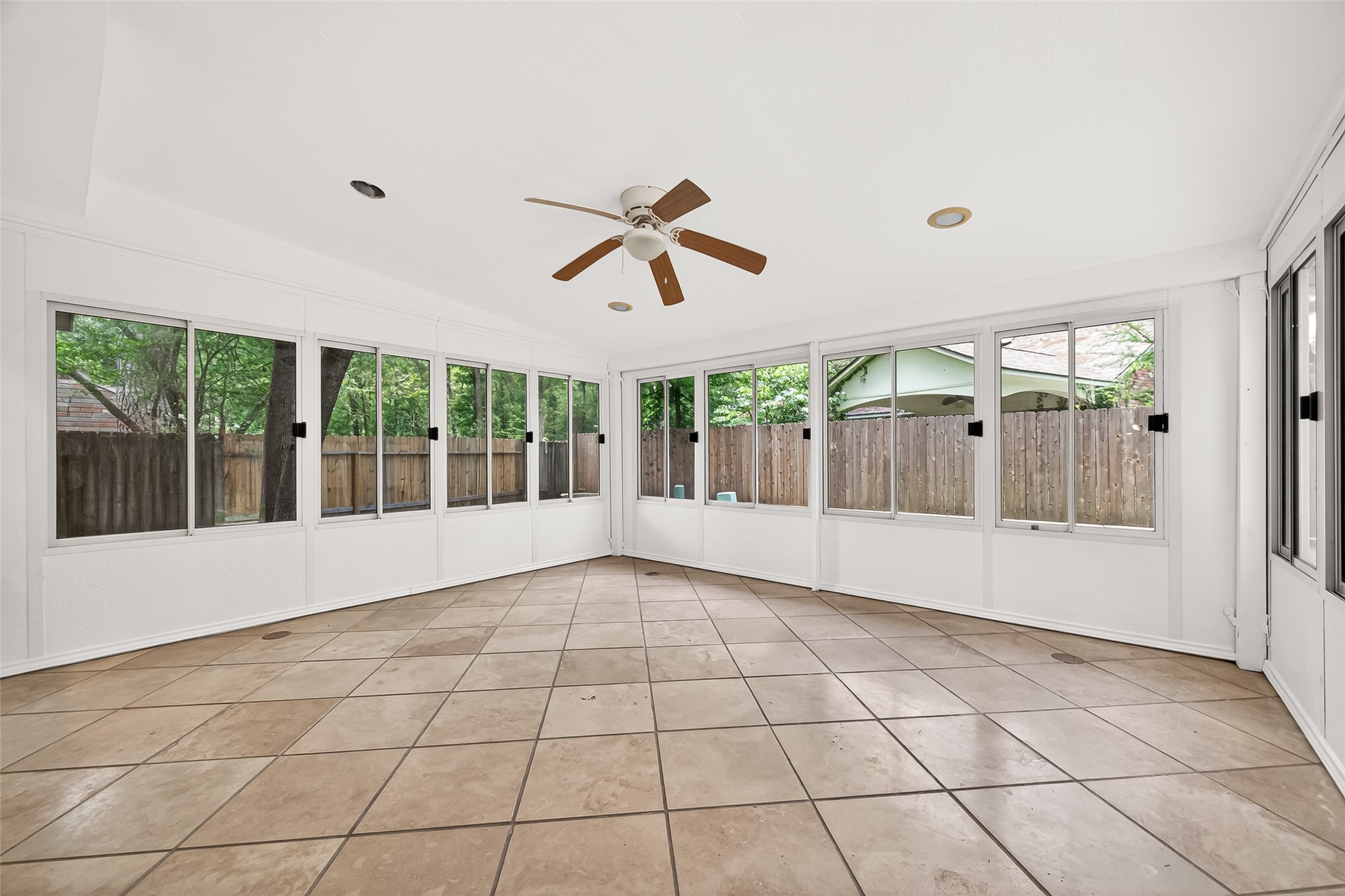 42 Rockridge Drive Spring, TX 77381 - Photo 29 of 39 Enclosed back patio.