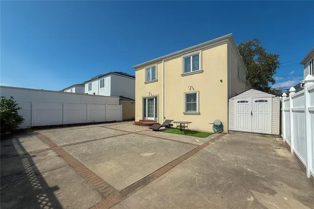 a view of a house with backyard and parking