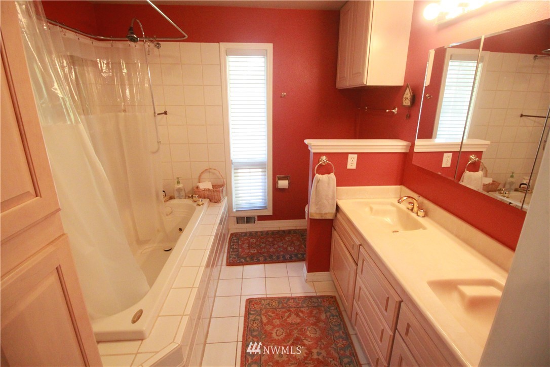 9623 Southwest 117th Street Vashon, WA 98070 - Photo 15 of 25
