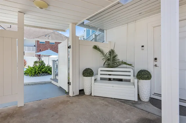 $1,200,000 | 2011 Sea Cove Court, Nassau Bay, TX 77058