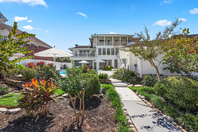 $1,200,000 | 2011 Sea Cove Court, Nassau Bay, TX 77058