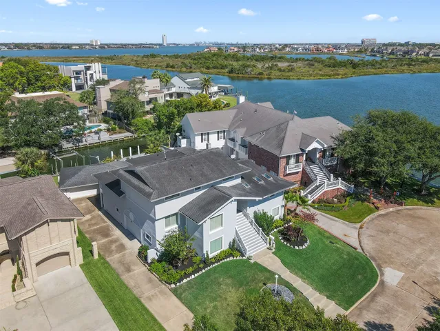 $1,200,000 | 2011 Sea Cove Court, Nassau Bay, TX 77058