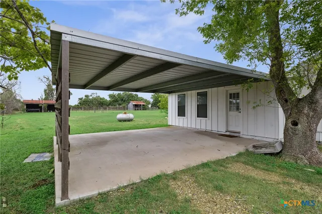 $385,000 | 5530 Highway 90 Alternate, Shiner, TX 77984