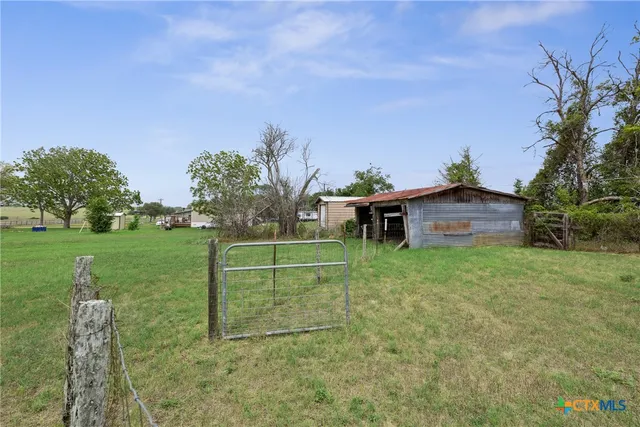 $385,000 | 5530 Highway 90 Alternate, Shiner, TX 77984