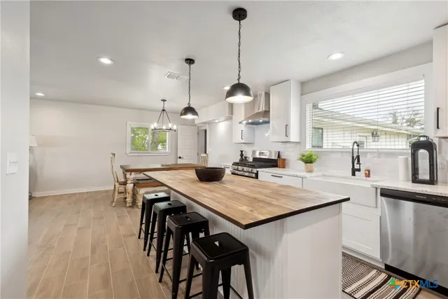 $385,000 | 5530 Highway 90 Alternate, Shiner, TX 77984