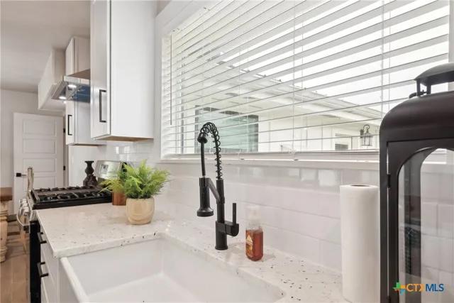 $385,000 | 5530 Highway 90 Alternate, Shiner, TX 77984