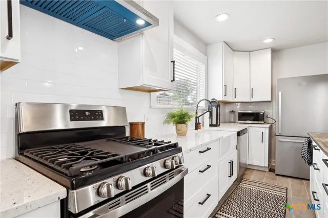 $385,000 | 5530 Highway 90 Alternate, Shiner, TX 77984