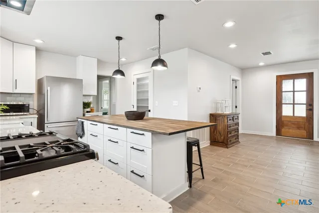 $385,000 | 5530 Highway 90 Alternate, Shiner, TX 77984