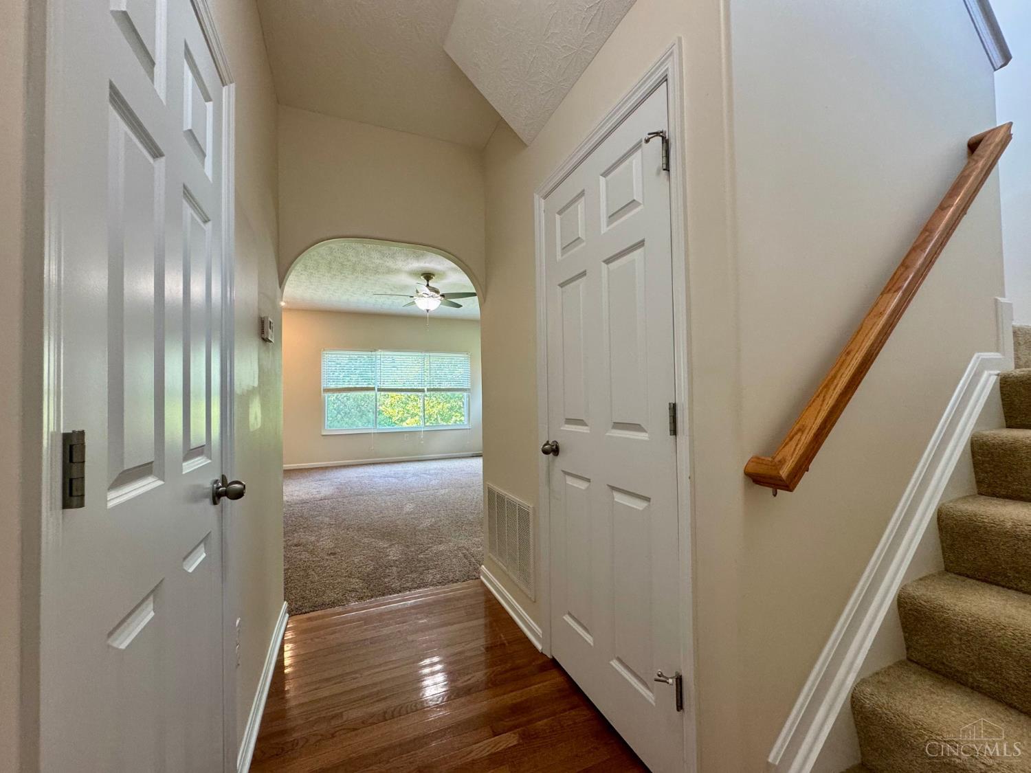 7448 Locust View Lane Cincinnati, OH 45239 - Photo 4 of 44