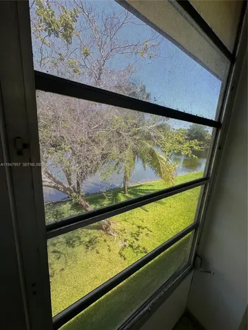 a view of a back yard