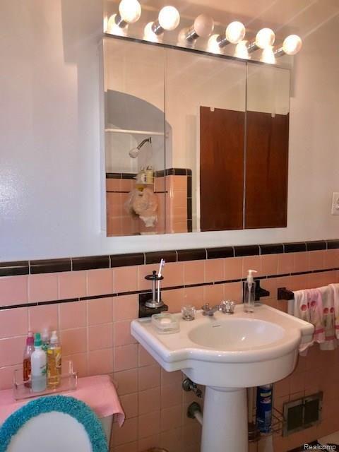 18661 Strathmoor Street Detroit, MI 48235 - Photo 9 of 24 Bathroom
