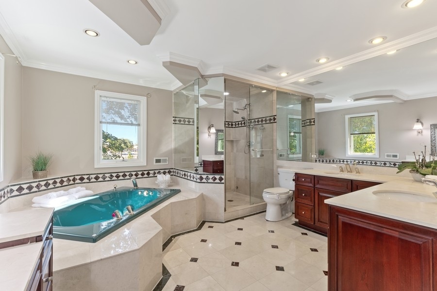 120 Chestnut Road Northbrook, IL 60062 - Photo 14 of 22 a large spacious bathroom with a tub a sink and mirror