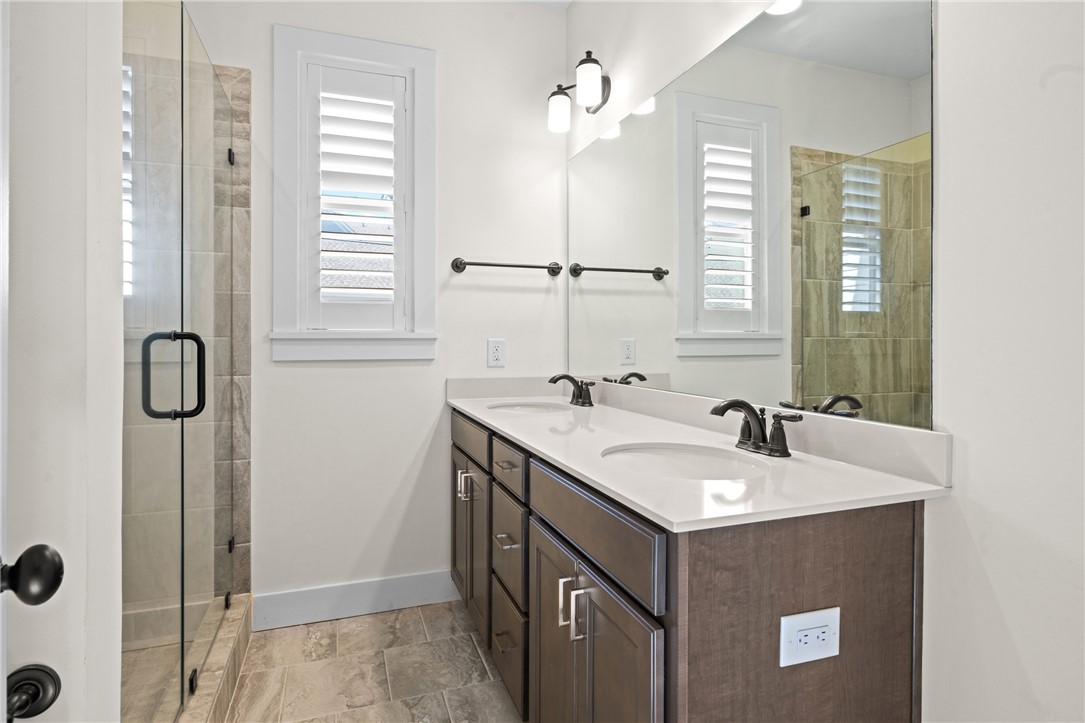 218 Tuttle Street Clemson, SC 29631 - Photo 11 of 20 Primary ensuite