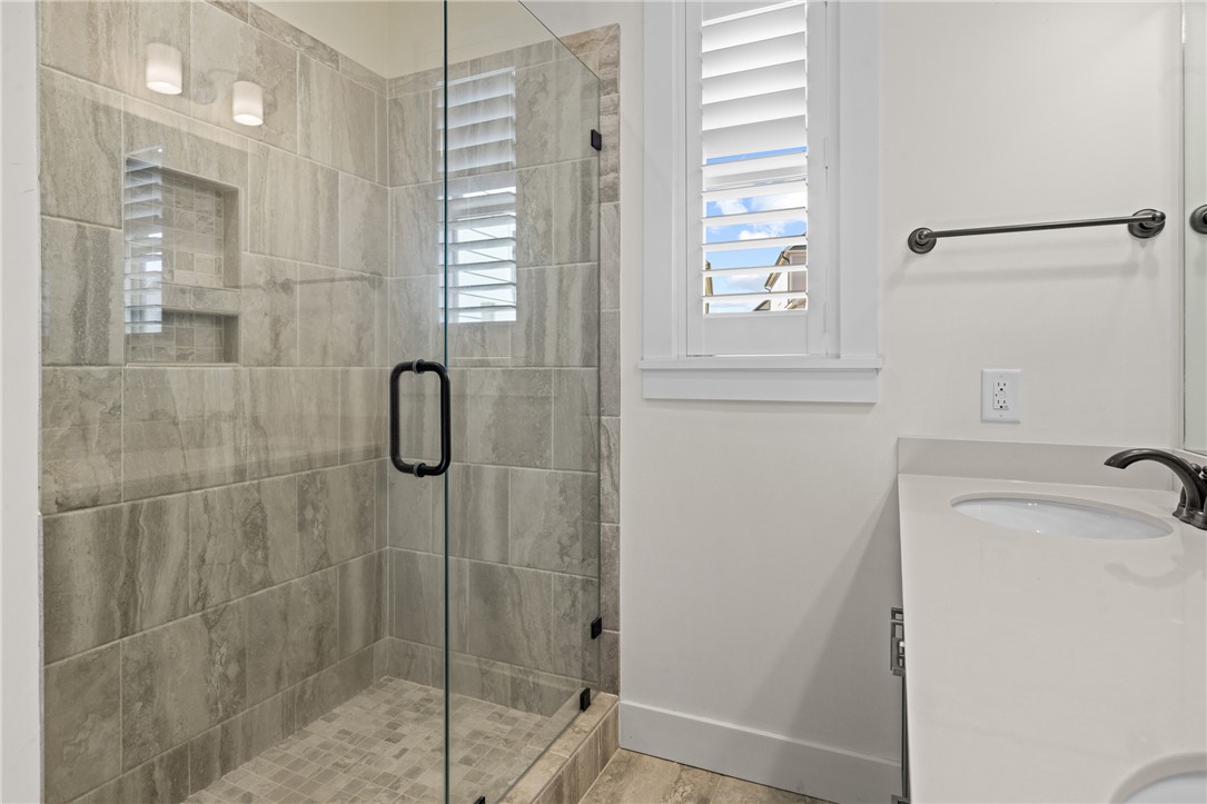 218 Tuttle Street Clemson, SC 29631 - Photo 12 of 20 Fully tiled shower and niche