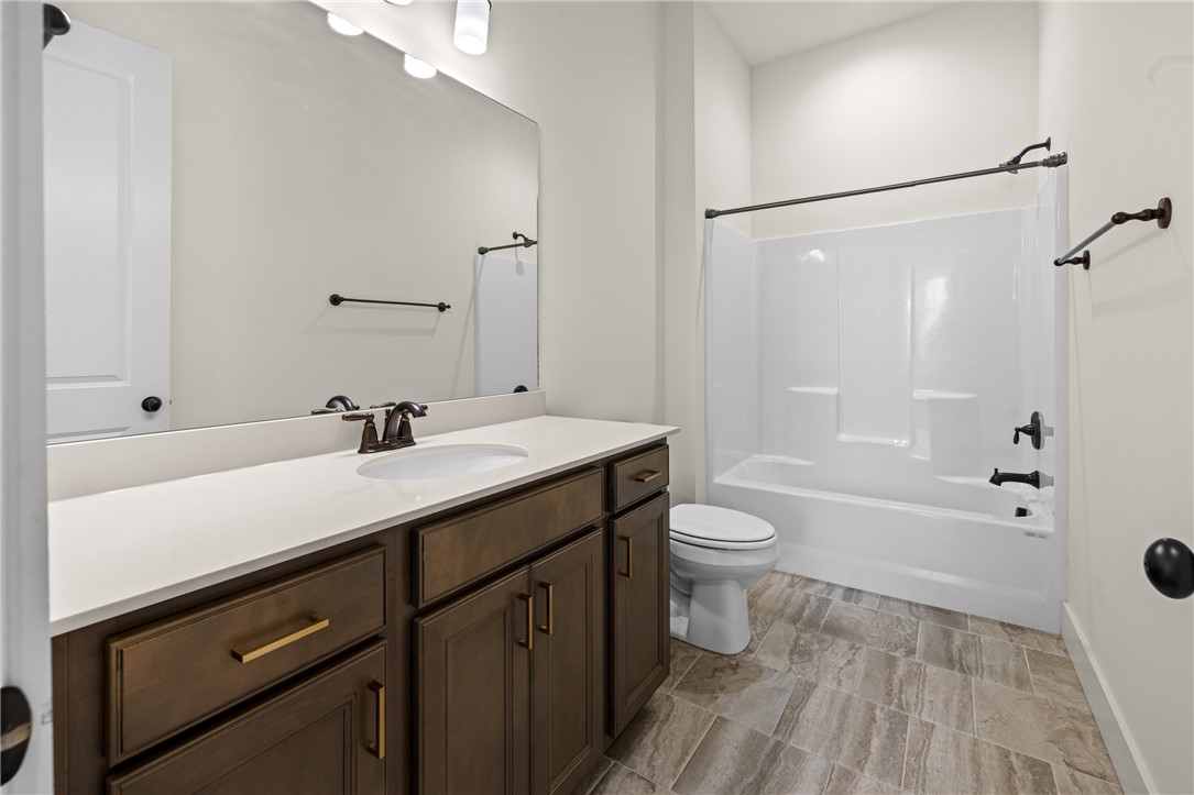 218 Tuttle Street Clemson, SC 29631 - Photo 13 of 20 Hall 4 piece bath.