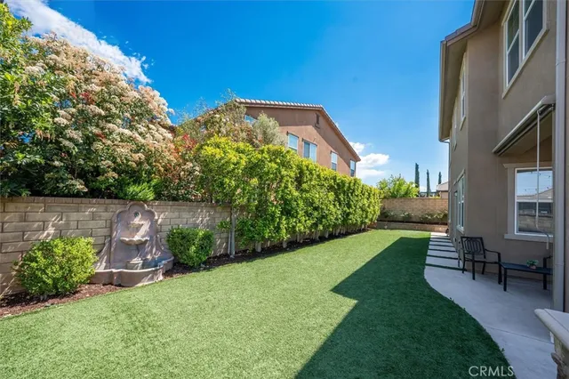a table and chairs sitting in the middle of a backyard