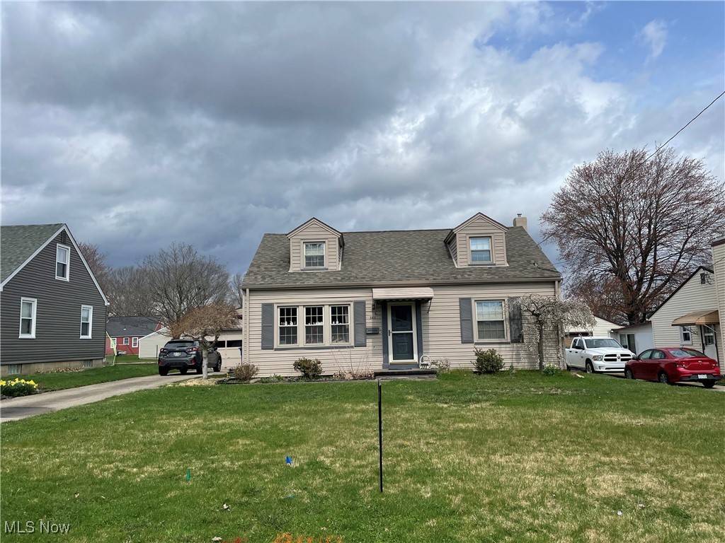 Cape cod-style house featuring 3 bedrooms 1 1/2 baths.




Very well maintained cape cod with 2 car garage