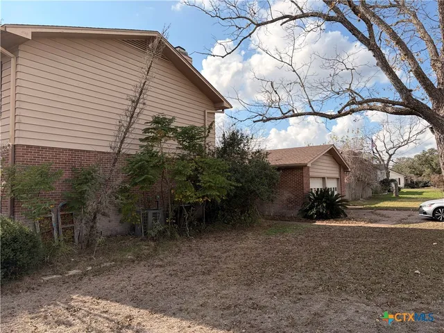 $400,000 | 1014 North Hunt Street, Cuero, TX 77954
