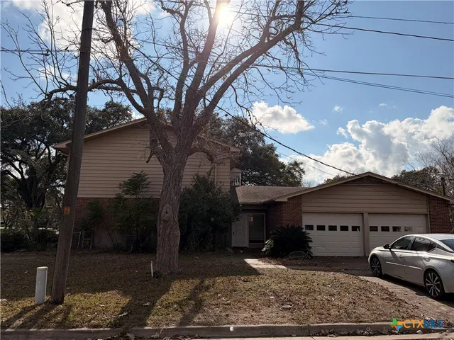 $400,000 | 1014 North Hunt Street, Cuero, TX 77954