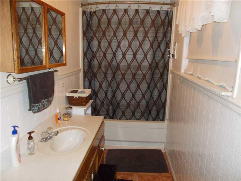 15 Riverside Drive Freeport, PA 16229 - Photo 20 of 25 Full Bath.