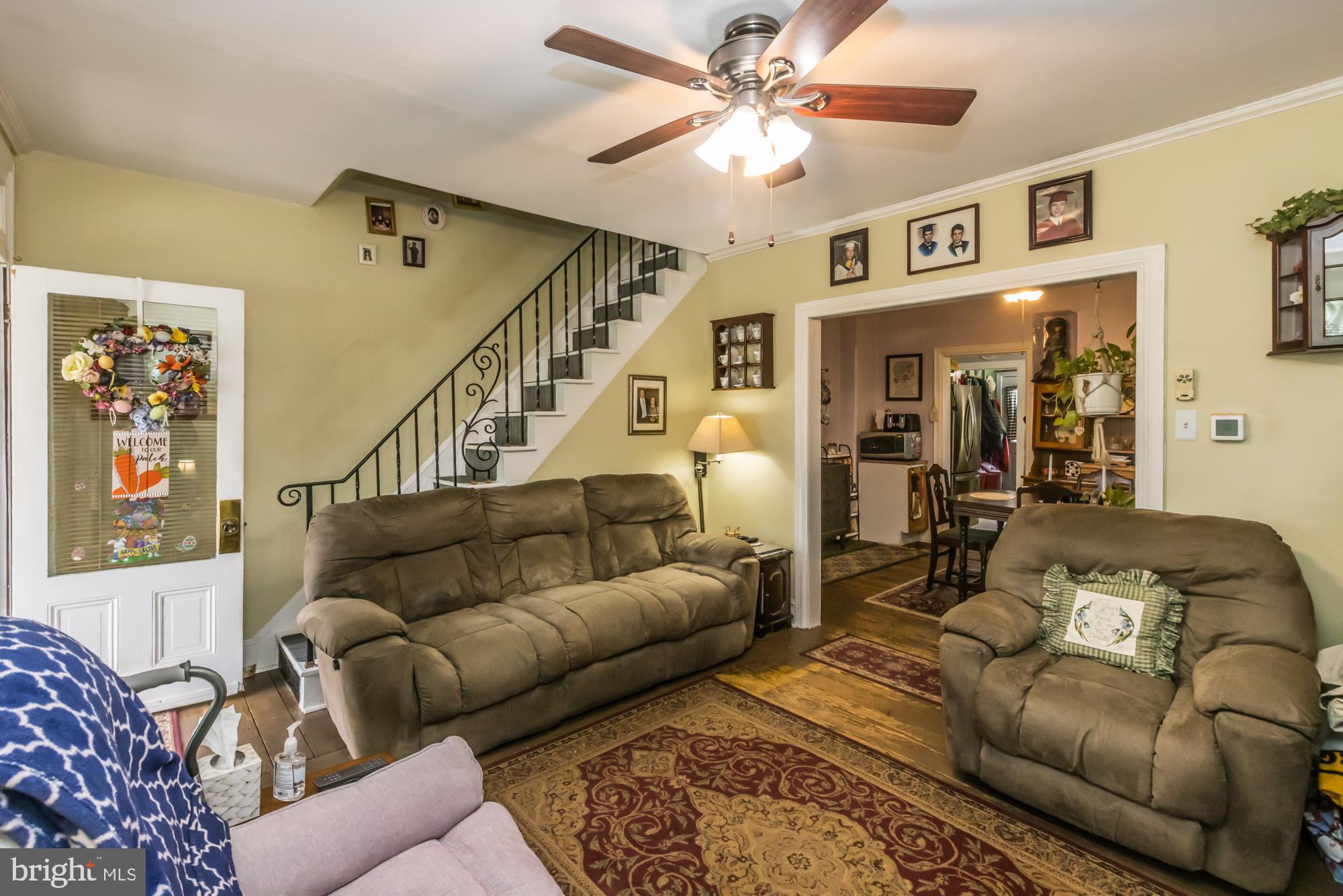 806 Latshaw Road Spring City, PA 19475 - Photo 5 of 24 Spacious living room