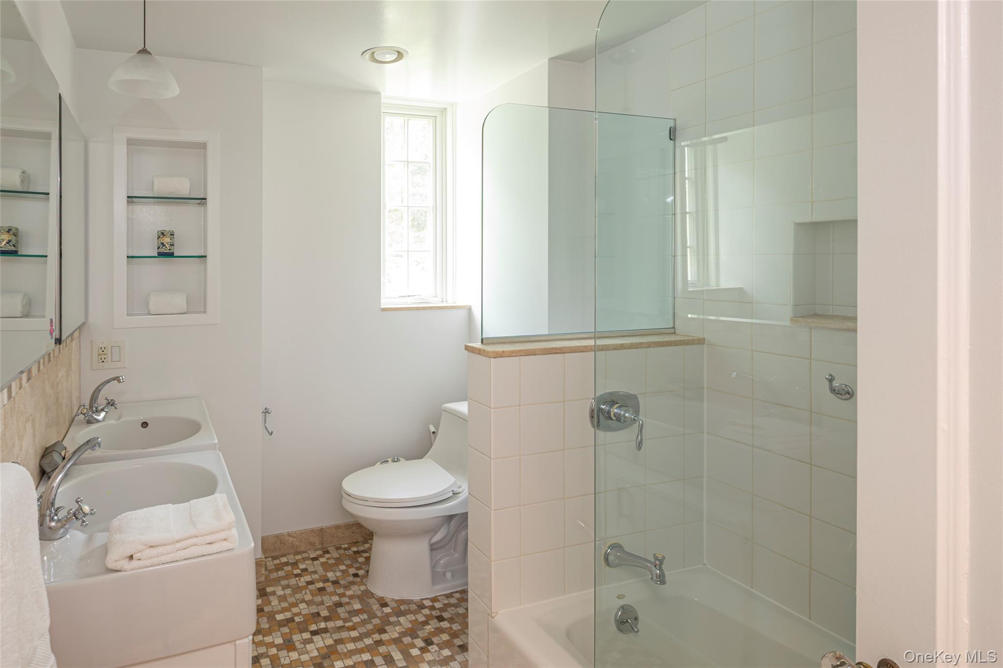 1 Rivermere, Unit 2G Bronxville, NY 10708 - Photo 18 of 28 Large hall bath