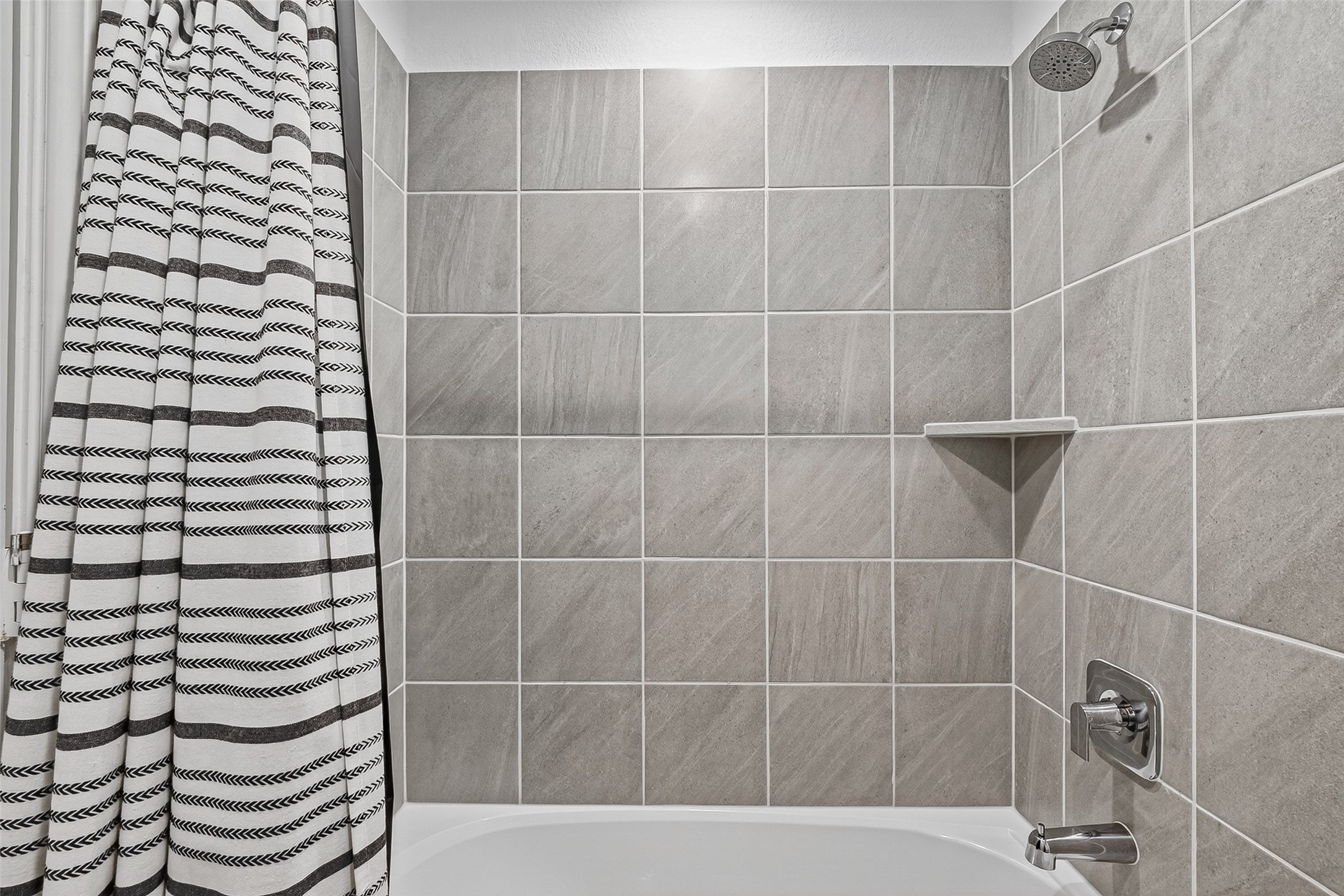 24318 Pebble Crescent Ln Spring Spring, TX 77373 - Photo 25 of 30
Well-appointed secondary bathroom featuring a convenient tub/shower combo, stylish finishes, and functional design ideal for family and guests.