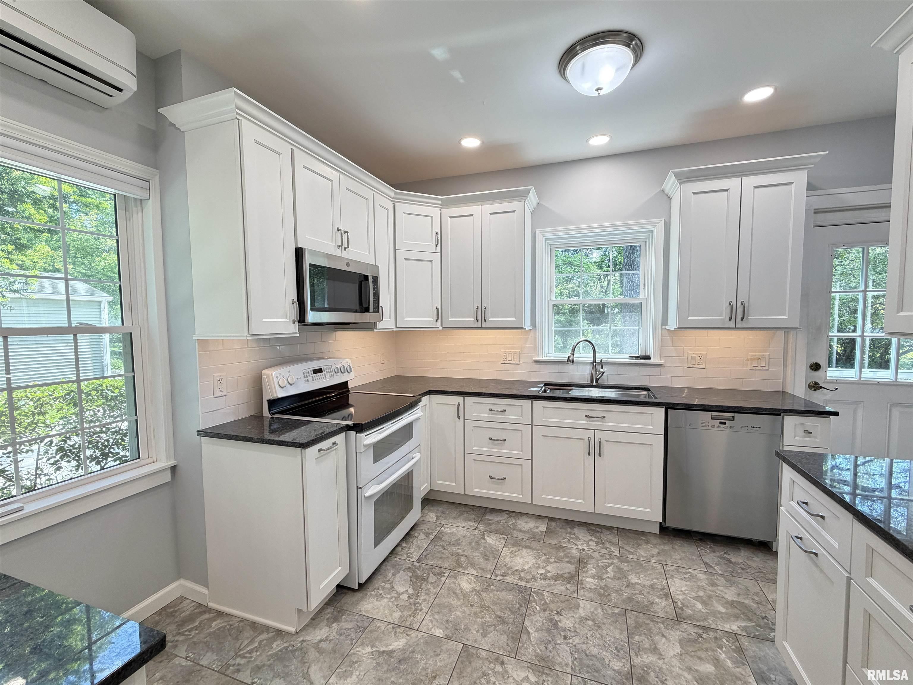 1824 Noble Avenue Springfield, IL 62704 - Photo 7 of 36