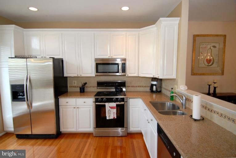12005 Edgemere Circle Reston, VA 20190 - Photo 2 of 29 Kitchen