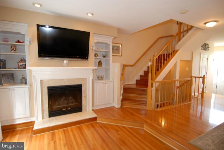 12005 Edgemere Circle Reston, VA 20190 - Photo 16 of 29 Living Room