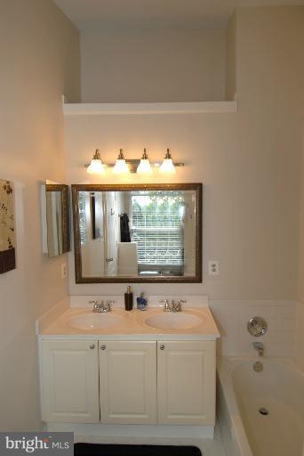 12005 Edgemere Circle Reston, VA 20190 - Photo 17 of 29 Bath (Master)