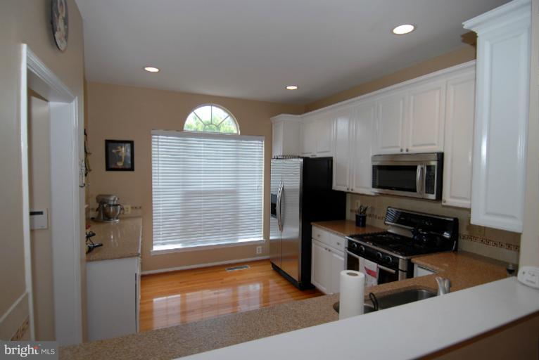12005 Edgemere Circle Reston, VA 20190 - Photo 19 of 29 Kitchen